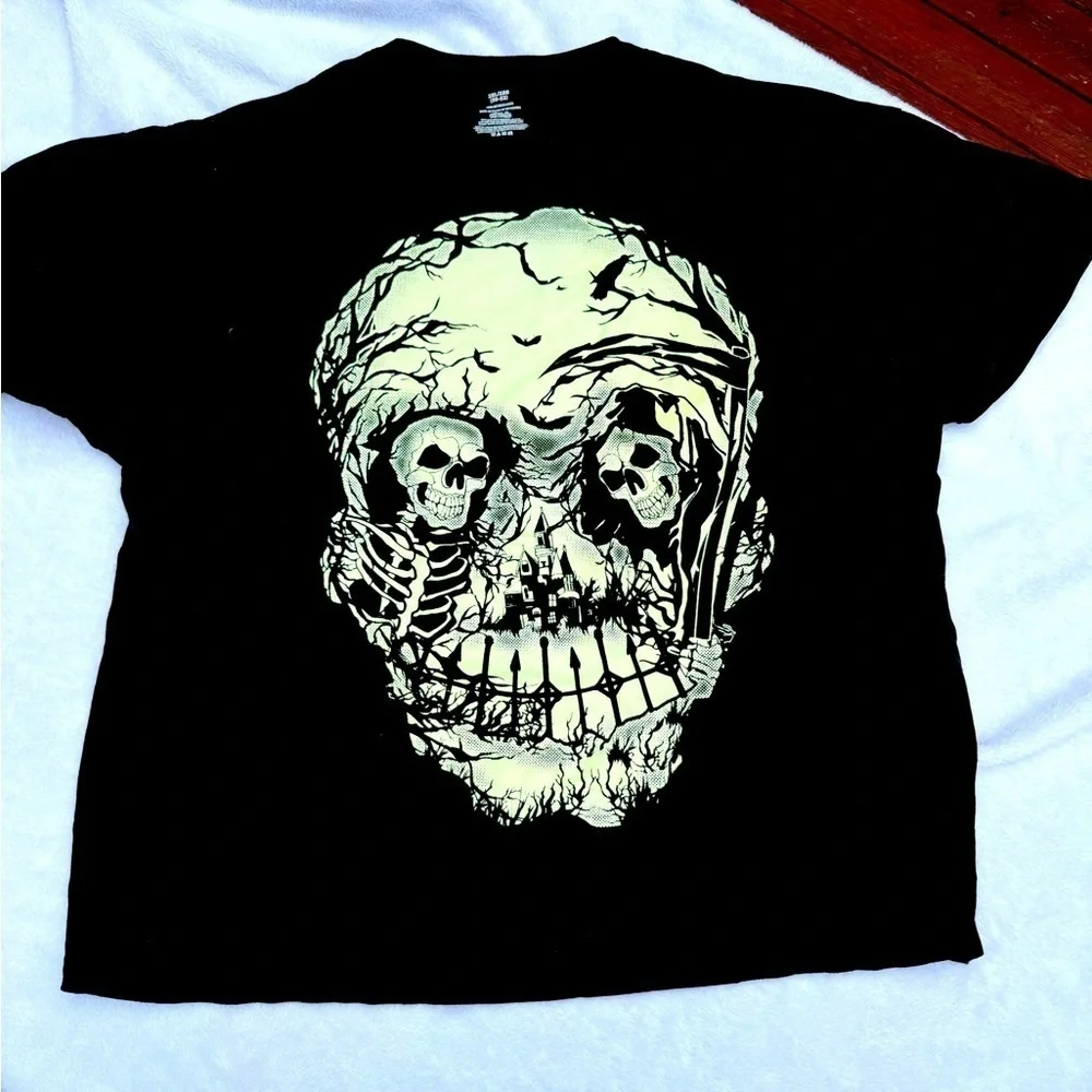 Men’s 2XL Halloween spooky skull t shirt glow in the dark graphic print black